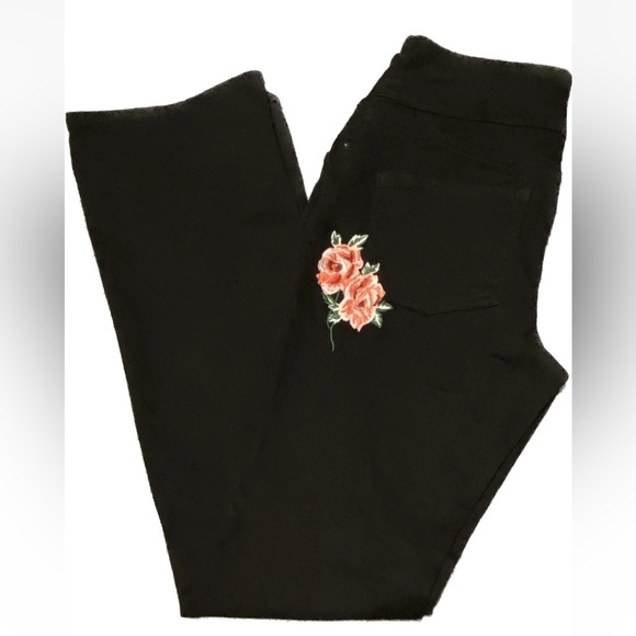 3/$15 The Pioneer Woman Pull-On Embroidered Floral Bootcut Jeans Size Small NWOT - Picture 1 of 9